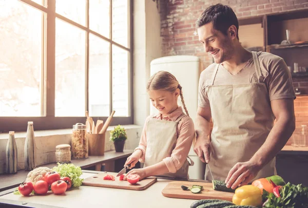 Baba ve kızı pişirme