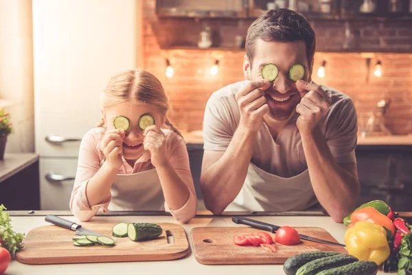 Baba ve kızı pişirme