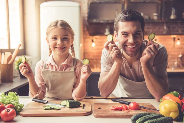Far och dotter matlagning — Stockfoto