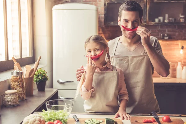 Padre e figlia cucina — Foto Stock