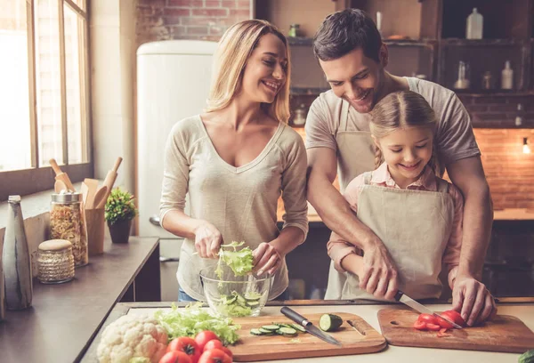 Ung familj matlagning — Stockfoto