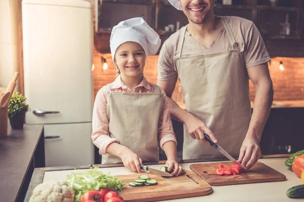 Far och dotter matlagning — Stockfoto