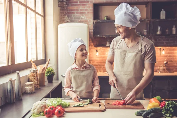 Far och dotter matlagning — Stockfoto