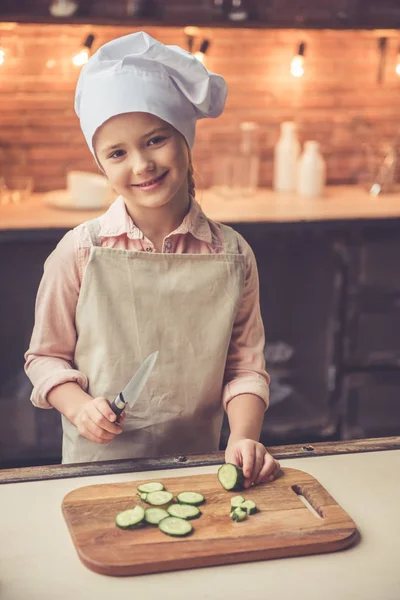 요리 하는 어린 소녀 — 스톡 사진