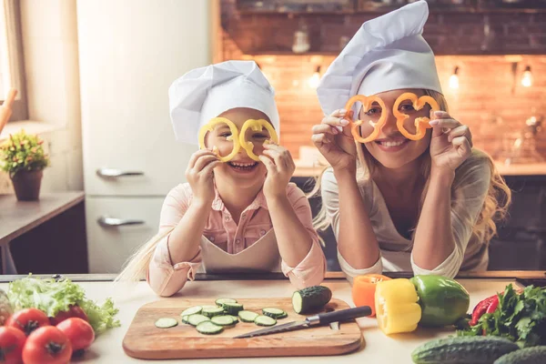Madre e hija cocinando —  Fotos de Stock