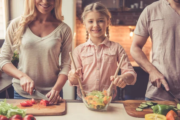 Ung familj matlagning — Stockfoto