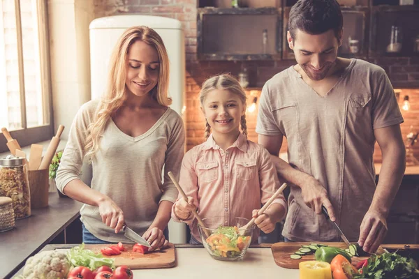 Ung familj matlagning — Stockfoto