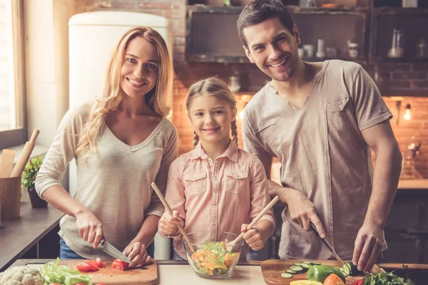 Ung familj matlagning — Stockfoto