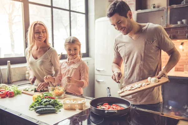 Jonge familie koken — Stockfoto