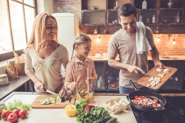 Ung familj matlagning — Stockfoto