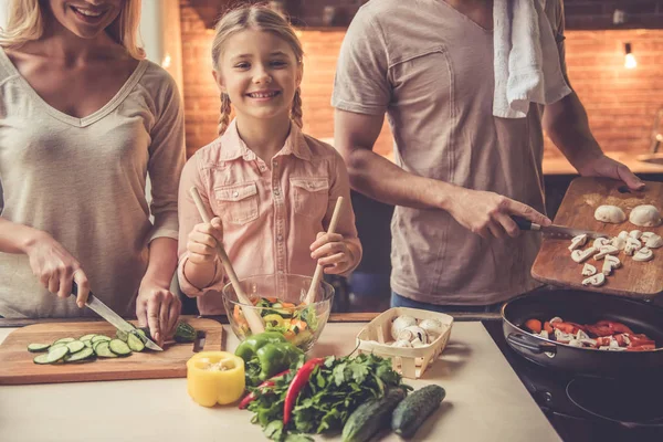 Ung familj matlagning — Stockfoto