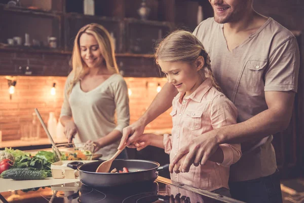 Młode rodziny gotowanie — Zdjęcie stockowe