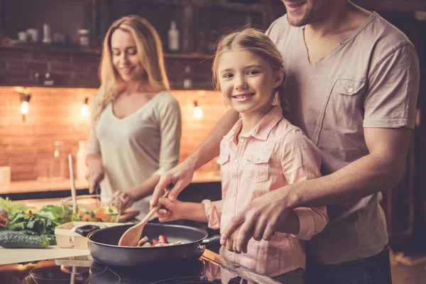 Ung familj matlagning — Stockfoto