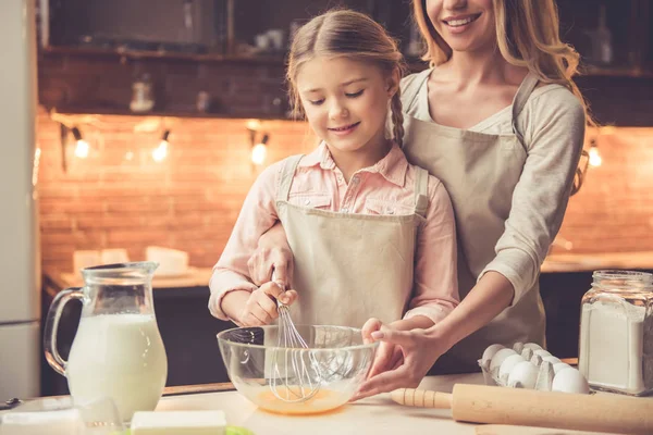 Mother and daughter baking — Stock Photo, Image