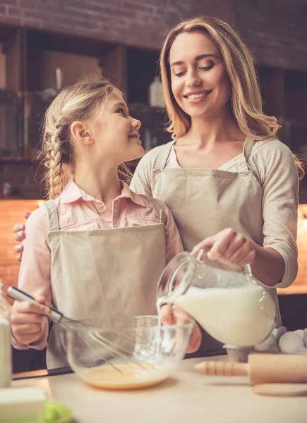 Anne ve kızı yemek pişiriyor. — Stok fotoğraf