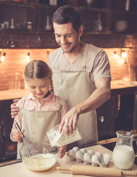 Baba ve kızı pişirme — Stok fotoğraf