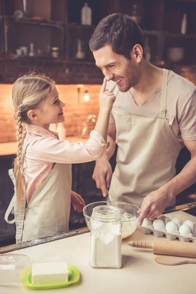 Baba ve kızı pişirme — Stok fotoğraf