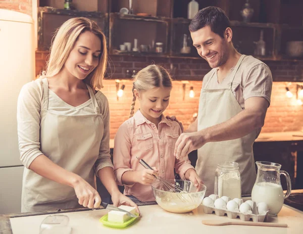 Genç aile pişirme — Stok fotoğraf