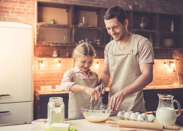 Far och dotter bakning — Stockfoto