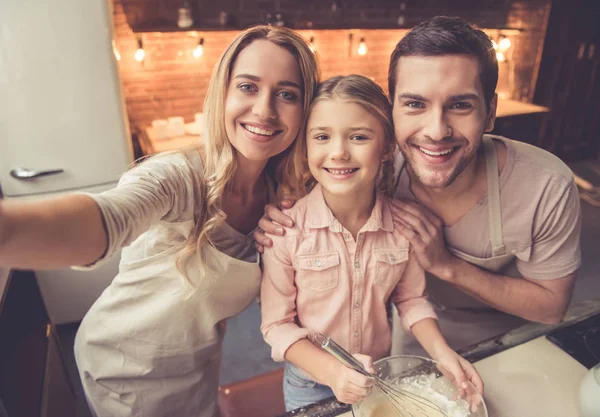 Junge Familie backt — Stockfoto