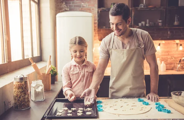 Far och dotter bakning — Stockfoto