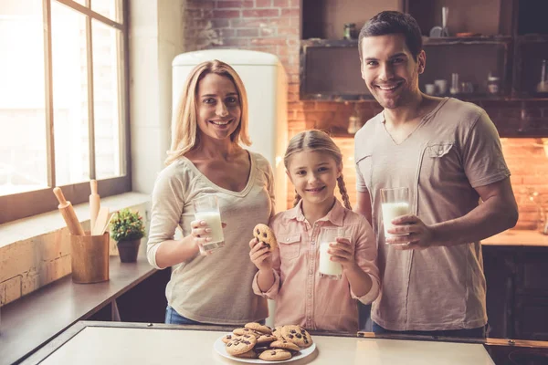 Genç aile mutfakta.