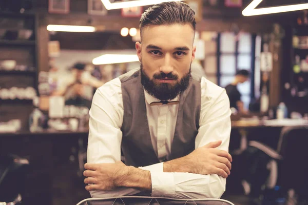 Guapo peluquero con estilo — Foto de Stock