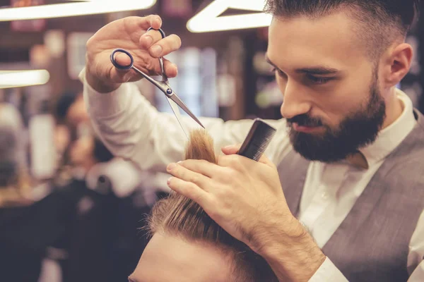 Na barbearia. — Fotografia de Stock