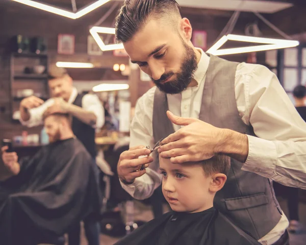 Kid på frisersalong — Stockfoto