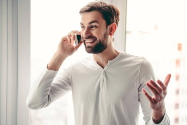 Yakışıklı adam ile becerikli alet