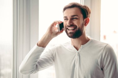 Yakışıklı adam ile becerikli alet