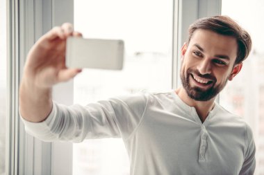 Yakışıklı adam ile becerikli alet