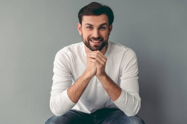 Yakışıklı genç adam.