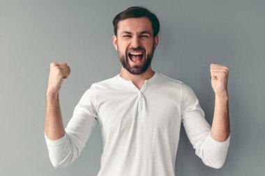 Yakışıklı genç adam.