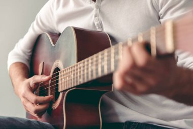 gitar ile yakışıklı adam