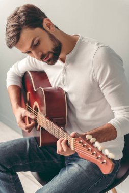 gitar ile yakışıklı adam
