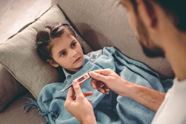 Niña teniendo un resfriado —  Fotos de Stock