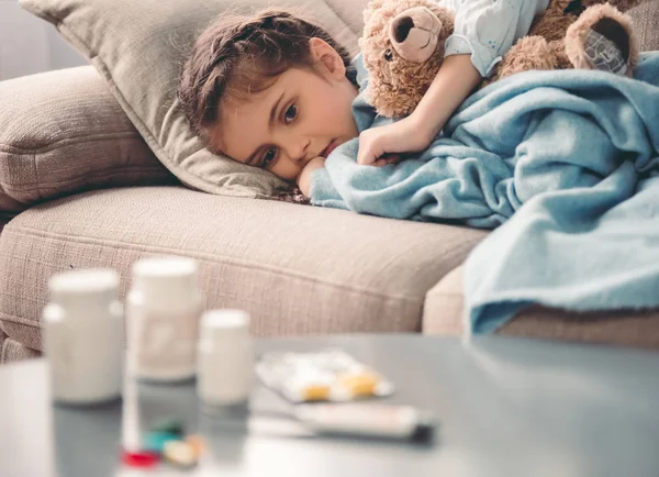 Niña teniendo un resfriado — Foto de Stock