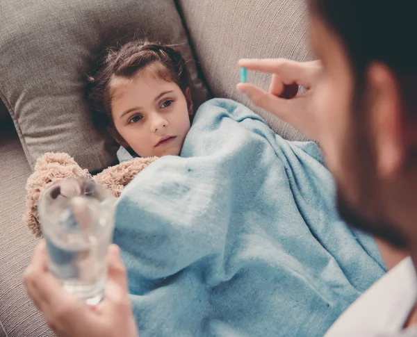 Niña teniendo un resfriado —  Fotos de Stock