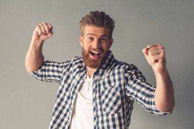 Yakışıklı sakallı adam.