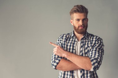 Yakışıklı sakallı adam.