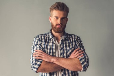 Yakışıklı sakallı adam.