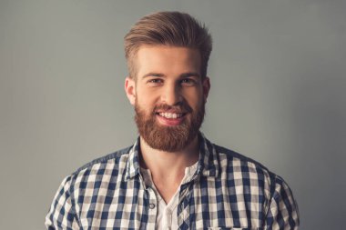 Yakışıklı sakallı adam.