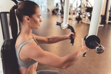 spor salonunda kadın