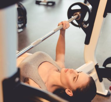 spor salonunda kadın