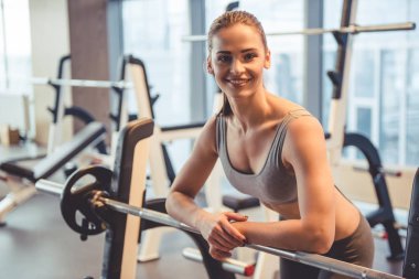 spor salonunda kadın
