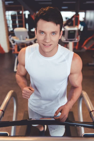 Homme à la salle de gym — Photo