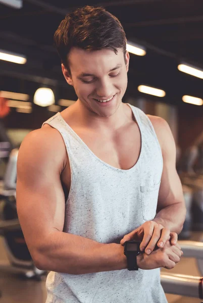 Homme à la salle de gym — Photo