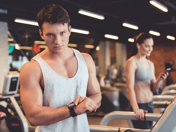 En el gimnasio —  Fotos de Stock