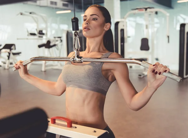 Mujer en el gimnasio — Foto de Stock